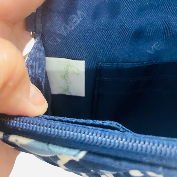 Vera Bradley~ Turn Lock Wristlet/Wallet~ Petal Splash Pattern~ 6.25" x 4.5" - Picture 7 of 11